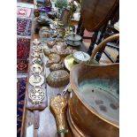 BRASS AND COPPER WARES, TO INCLUDE: MOULDS, HORSE BRASSES, KETTLES, A POWDER FLASK AND A COAL