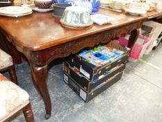 A 19th C. FRENCH MAHOGANY DINING TABLE WITH A FLORAL CARVED APRON ABOVE CABRIOLE LEGS. W 132 x D