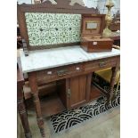 A LATE VICTORIAN TILE BACKED MARBLE TOPPED MAHOGANY WASH STAND WITH TWO DRAWERS ABOVE A CUPBOARD