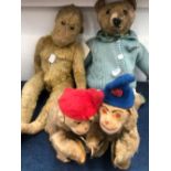 AN EARLY 20th C. TEDDY BEAR, A LATER MONKEY TOGETHER WITH TWO CLOCKWORK MONKEYS SEATED PLAYING
