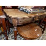 A GEORGE III MAHOGANY FLAP TOP TABLE ON TURNED TAPERING CYLINDRICAL LEGS WITH CASTER FEET. W 92 x
