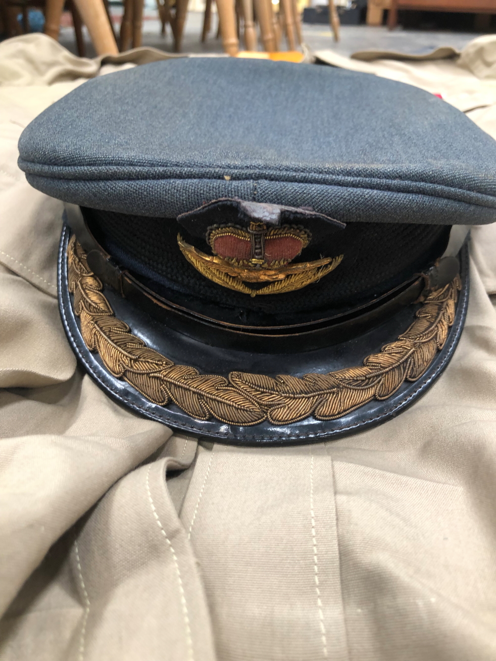 A VINTAGE RAF DRESS UNIFORM, AND SERVICE UNIFORM, HATS AND CAPS, BELONGING TO AIR CDRE. LGP. MARTIN. - Image 9 of 12