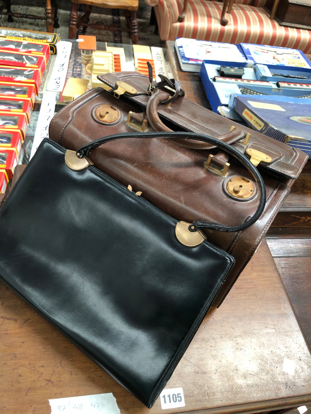 A LEATHER LADIES DRESSING CASE AND A HANDBAG. - Image 2 of 2