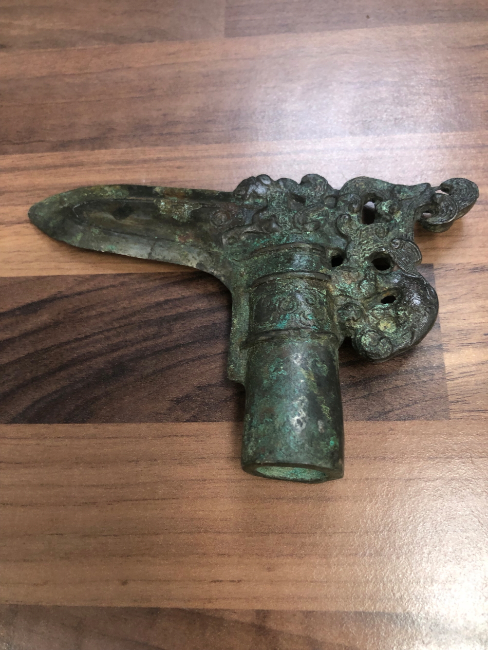 A CHINESE BRONZE DAGGER AXE HEAD - Image 3 of 3