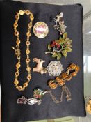 PREDOMINANTLY VINTAGE COSTUME JEWELLERY TO INCLUDE BROOCHES ETC