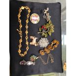 PREDOMINANTLY VINTAGE COSTUME JEWELLERY TO INCLUDE BROOCHES ETC