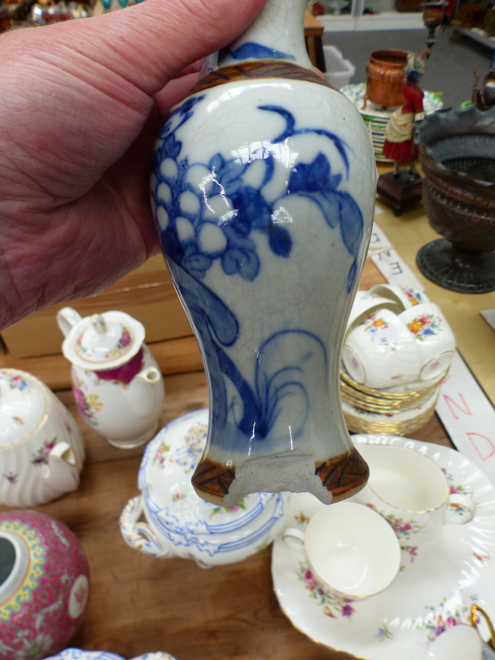 A PAIR OF CHINESE BLUE AND WHITE VASES TOGETHER WITH VARIOUS ENGLISH TEA AND COFFEE WARES - Image 6 of 12