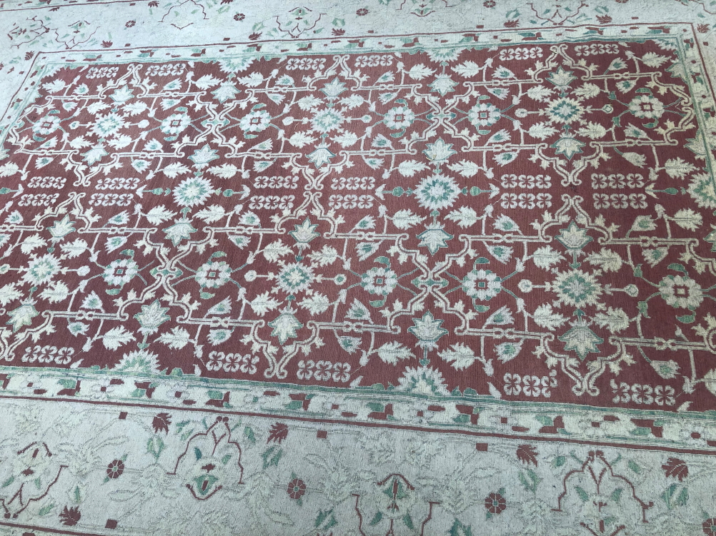 AN ORIENTAL FLAT WEAVE CARPET OF PERSIAN DESIGN. - Image 2 of 7