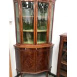 A LINE INLAID MAHOGANY CORNER CUPBOARD, THE DOORS TO THE UPPER HALF WITH WAVY GLAZING OVER