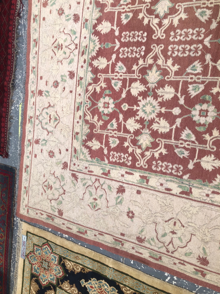 AN ORIENTAL FLAT WEAVE CARPET OF PERSIAN DESIGN. - Image 5 of 7