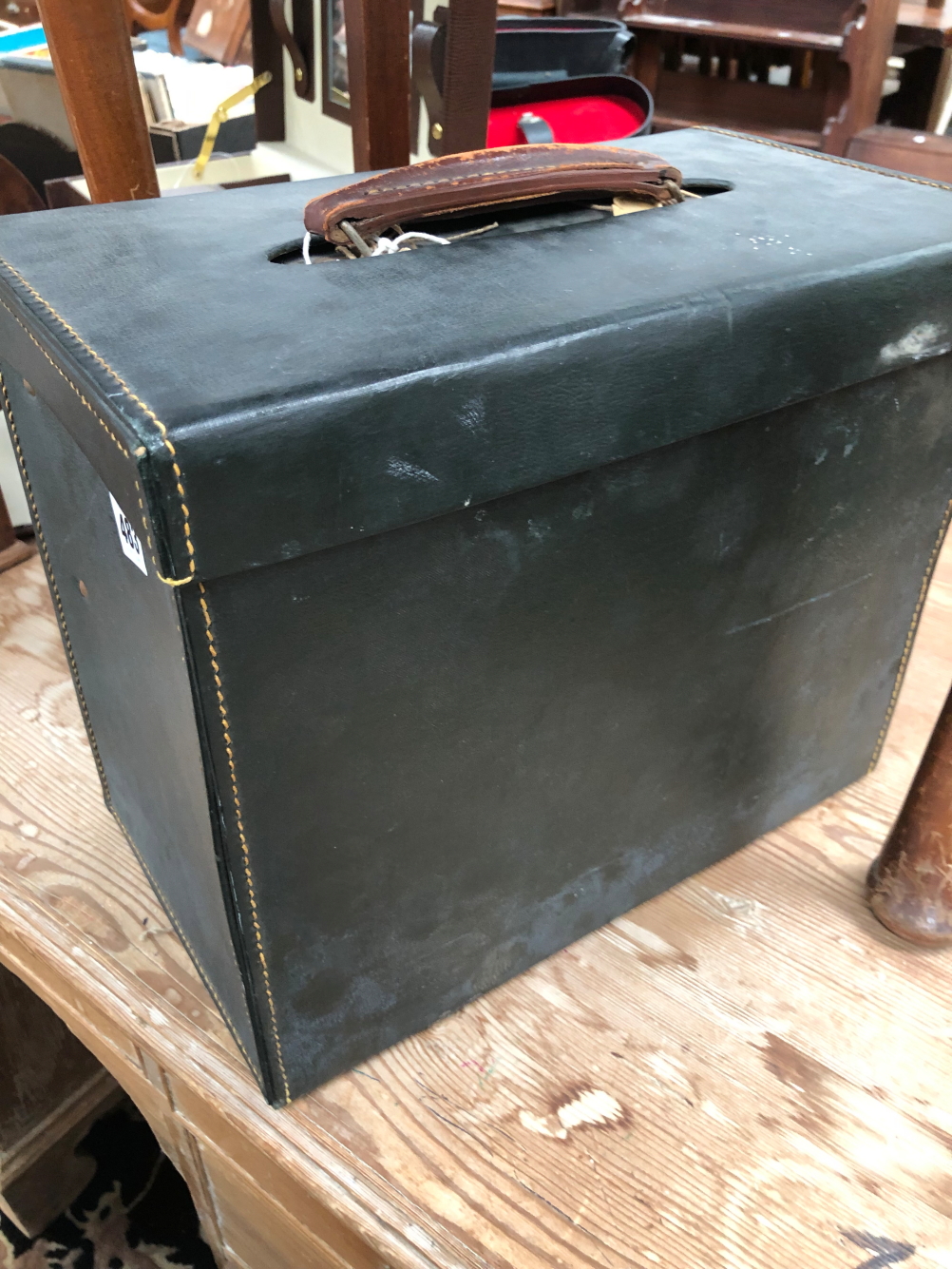 A VINTAGE GREY TOP HAT IN BOX. - Image 3 of 3