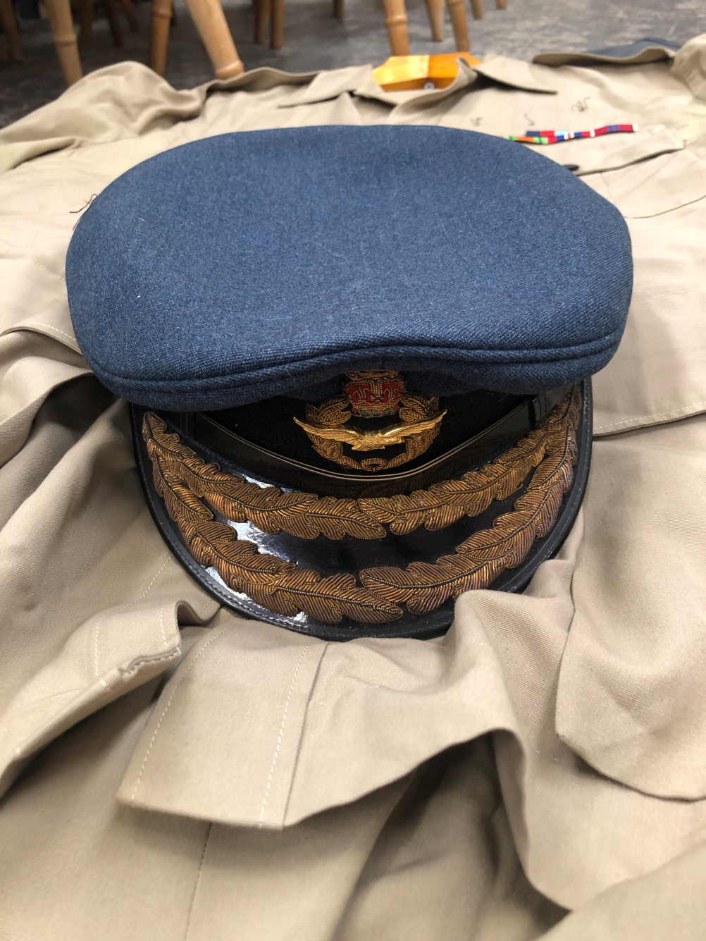 A VINTAGE RAF DRESS UNIFORM, AND SERVICE UNIFORM, HATS AND CAPS, BELONGING TO AIR CDRE. LGP. MARTIN. - Image 7 of 12