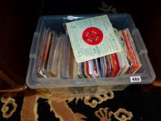 A BOX OF VINTAGE 7" RECORD SINGLES.