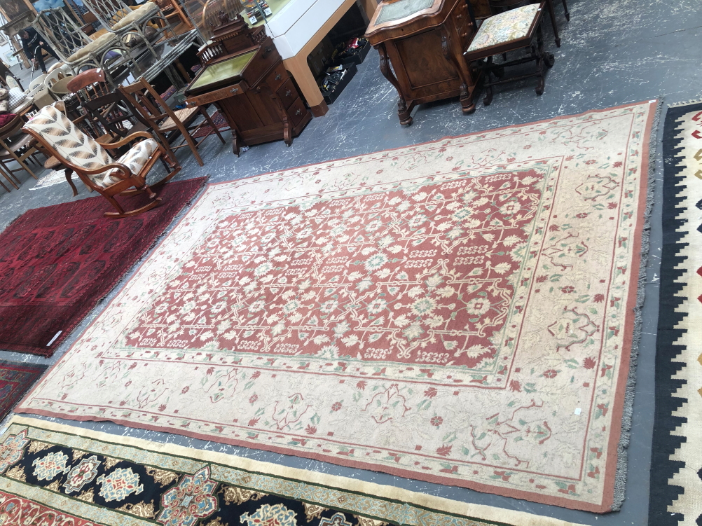 AN ORIENTAL FLAT WEAVE CARPET OF PERSIAN DESIGN.