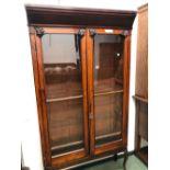 A MAHOGANY GLAZED BOOKCASE. 189 X 100 X 33xms.