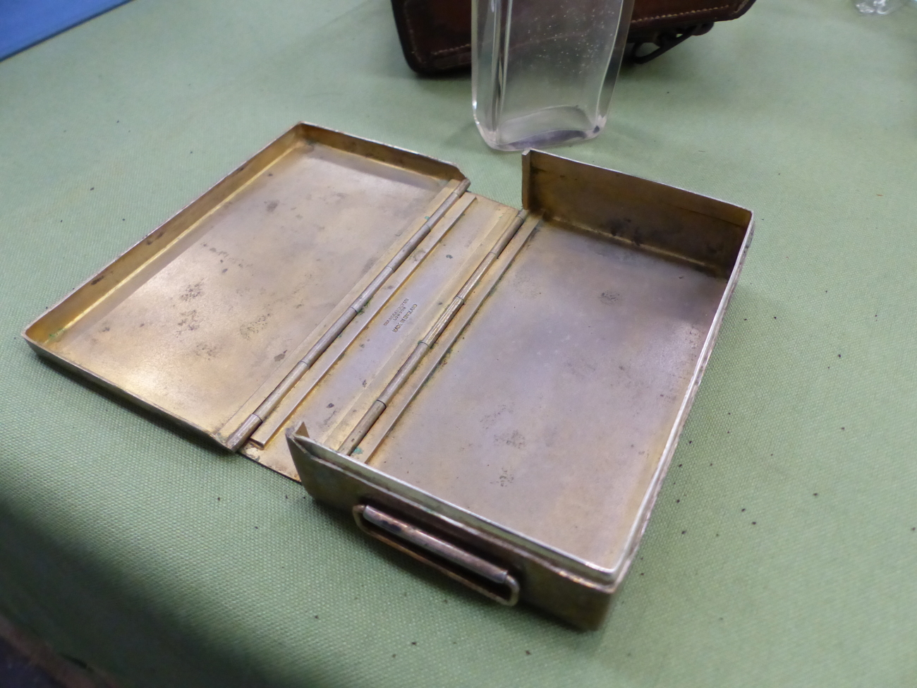A VINTAGE LEATHER CASED SILVER PLATE SANDWICH BOX AND GLASS FLASK, TOGETHER WITH A VINTAGE TRENCH - Image 8 of 11