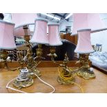 TWO PAIRS OF GOOD QUALITY GILT BRASS TABLE LAMPS AND A GILT FRAMED MIRROR.