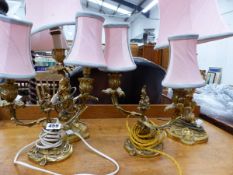 TWO PAIRS OF GOOD QUALITY GILT BRASS TABLE LAMPS AND A GILT FRAMED MIRROR.