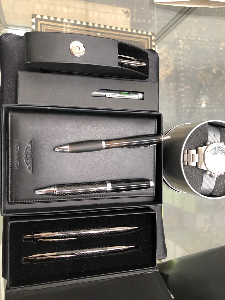 A COLLECTION OF PENS AND PENCILS TO INCLUDE ASTON MARTIN, PARKER, CROSS, ZOOM ETC AND AN ASTON