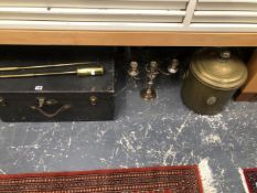 A BLACK LEATHERETTE TRUNK WITH INTERIOR TRAY, A BRASS HEARTH BRUSH, A TOASTING FORK, BRASS LIDDED