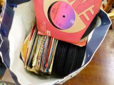 A QUANTITY OF VINYL RECORD SINGLES.