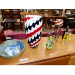 VARIOUS DECORATIVE ART GLASS VASES AND A POTTERY BOWL.