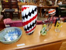 VARIOUS DECORATIVE ART GLASS VASES AND A POTTERY BOWL.