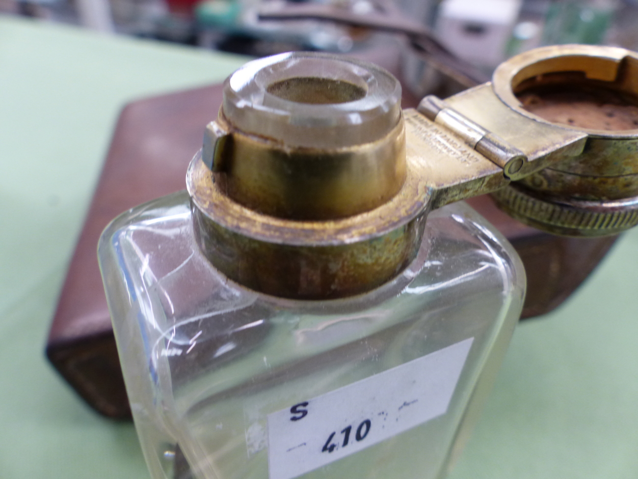 A VINTAGE LEATHER CASED SILVER PLATE SANDWICH BOX AND GLASS FLASK, TOGETHER WITH A VINTAGE TRENCH - Image 5 of 11