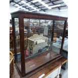 A GLAZED MAHOGANY TABLE TOP DISPLAY CASE WITH ELECTRIC LIGHT FITTING. W 80 x D 29 x H 73cms.