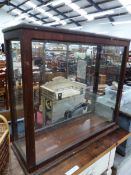 A GLAZED MAHOGANY TABLE TOP DISPLAY CASE WITH ELECTRIC LIGHT FITTING. W 80 x D 29 x H 73cms.