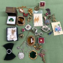 A HALLMARKED SILVER ID BRACELET, VARIOUS COSTUME JEWELLERY, BROOCHES, ETC.