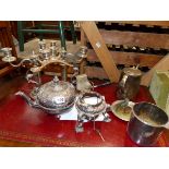 A GOOD QUALITY ANTIQUE SILVER PLATED KETTLE ON STAND, A PAIR OF CANDELABRA AND OTHER PLATED WARES.