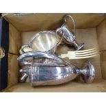 A SILVER PLATED COFFEE SET, SALAD SERVERS AND A STILTON SCOOP.