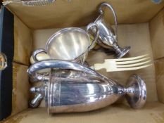 A SILVER PLATED COFFEE SET, SALAD SERVERS AND A STILTON SCOOP.