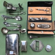A LARGE HALLMARKED SILVER CIGAR CASE A BELT BUCKLE, A SILVER TRAVELLING MANICURE SET, VARIOUS SILVER