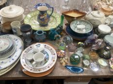 GLASS PAPERWEIGHTS, STUDIO POTTERY, TEA AND COFFEE WARES, A WORCESTER BOWL AND A NEW HALL TEA BOWL