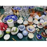 VARIOUS ANTIQUE GREEN LEAF PLATES, A BLUE AND WHITE AESTHETIC TEAPOT, CABINET CUPS, AND OTHER