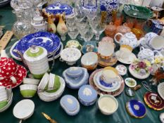 VARIOUS ANTIQUE GREEN LEAF PLATES, A BLUE AND WHITE AESTHETIC TEAPOT, CABINET CUPS, AND OTHER