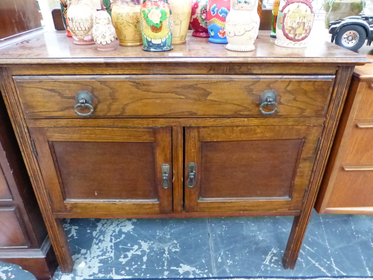 A 20th C. OAK WASHSTAND WITH A DRAWER OVER DOORS BETWEEN CHANELLED LEGS. W 92 x D 45 x H 78cms.