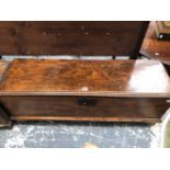 AN 18th C. ELM COFFER, THE PLANK FRONT ABOVE BRACKET FEET, THE INTERIOR WITH A CANDLE BOX. W 115 x D