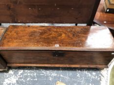 AN 18th C. ELM COFFER, THE PLANK FRONT ABOVE BRACKET FEET, THE INTERIOR WITH A CANDLE BOX. W 115 x D