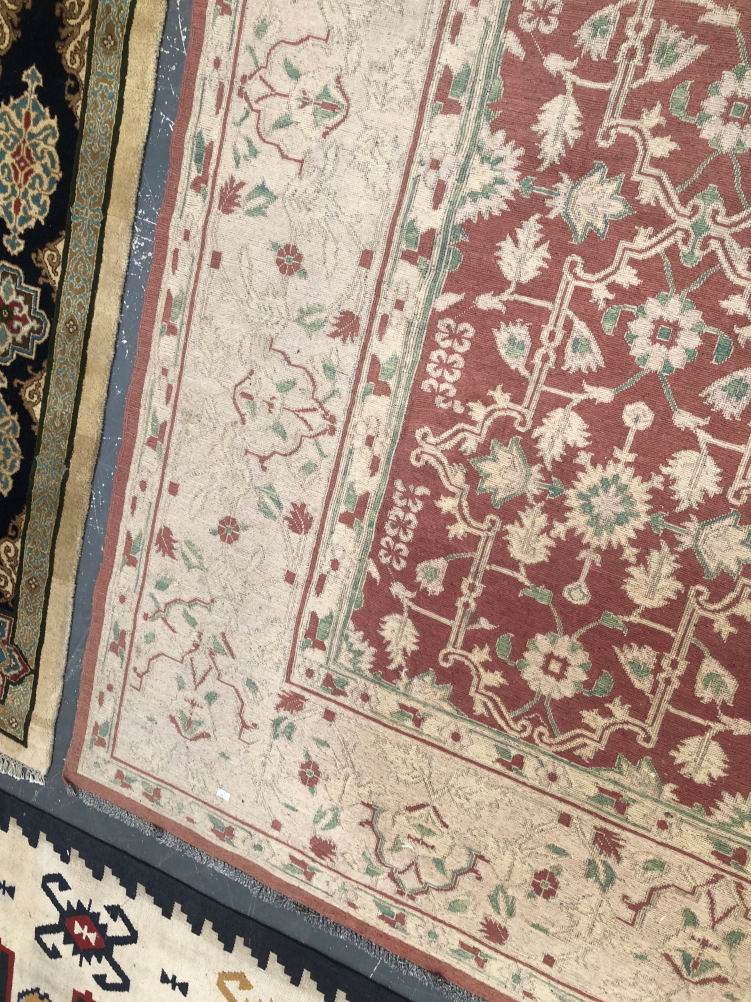 AN ORIENTAL FLAT WEAVE CARPET OF PERSIAN DESIGN. - Image 6 of 7