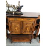 AN EDWARDIAN MARQUETRIED ROSEWOOD SIDE CABINET, THE CENTRAL VASE INLAID DRAWER OVER DOORS AND A