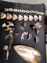 A SELECTION OF NORWEGIAN AND OTHER SILVER TO INCLUDE BRACELETS, A SMALL SIGNED DISH, ETC