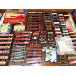 A LARGE COLLECTION OF OO GAUGE CARRIAGES AND ROLLING STOCK ETC.
