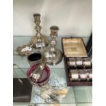 A PAIR OF HALLMARKED SILVER SMALL CANDLESTICKS, A SILVER PIERCED GLASS LINED DISH, CRUET SET, A