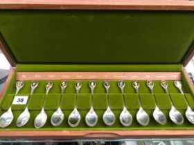 A SET OF TWELVE SILVER HALLMARKED CASED SPOONS, THE ROYAL HORTICULTURAL SOCIETY FLOWER SPOONS