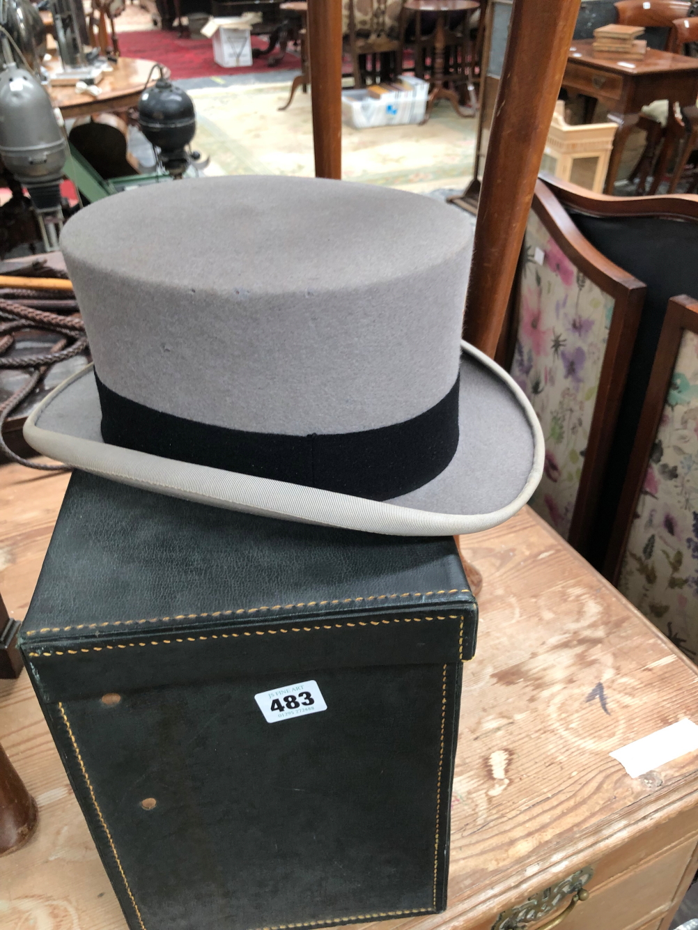 A VINTAGE GREY TOP HAT IN BOX. - Image 2 of 3