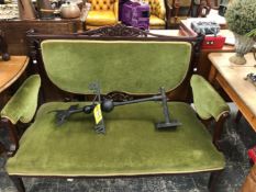 AN EDWARDIAN MAHOGANY SHOW FRAME TWO SEAT SETTEE UPHOLSTERED IN GREEN VELVET