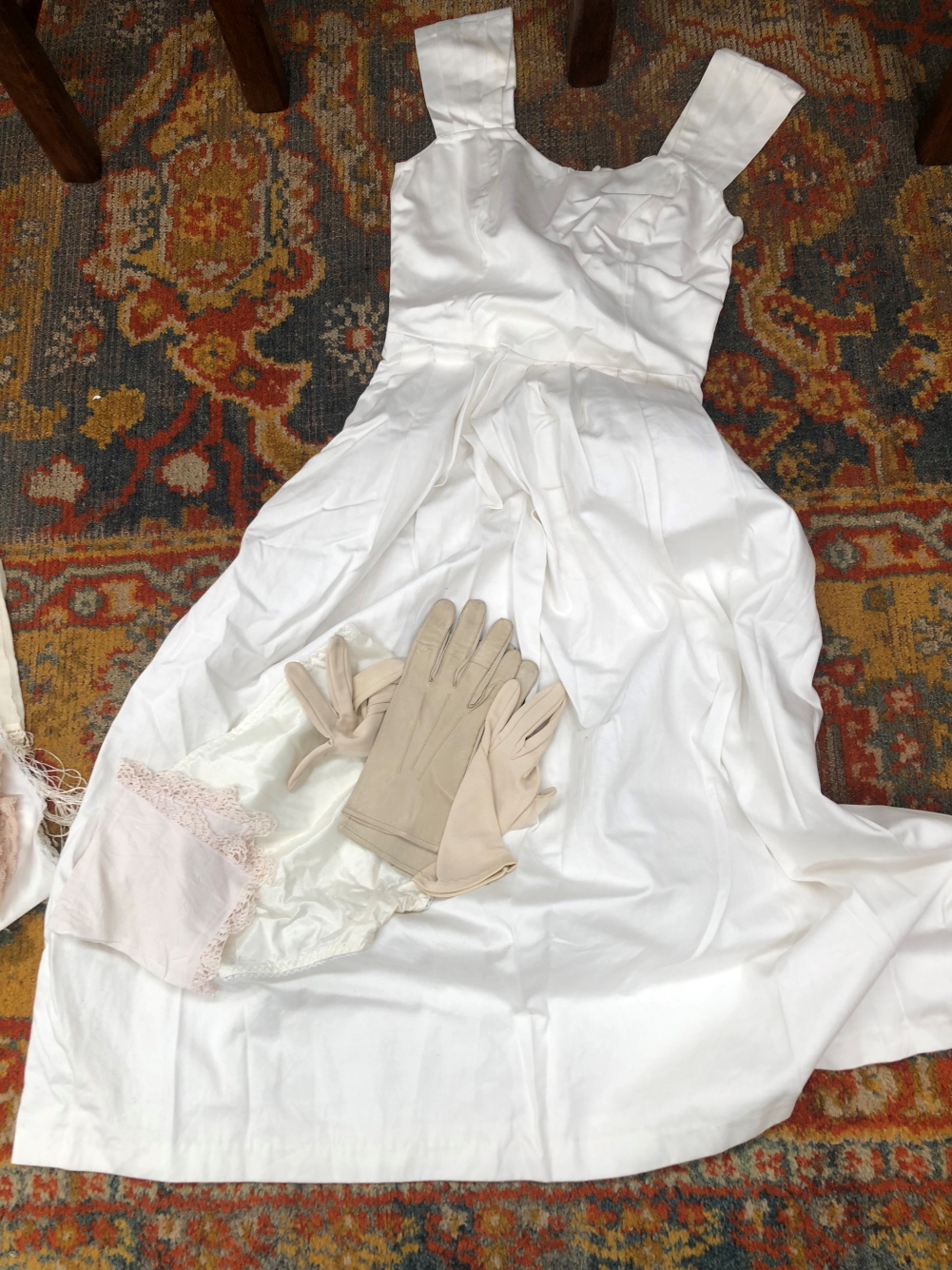 A VINTAGE WEDDING DRESS AND OTHER SILK TEXTILES AND HAIR BANDS. - Image 8 of 12